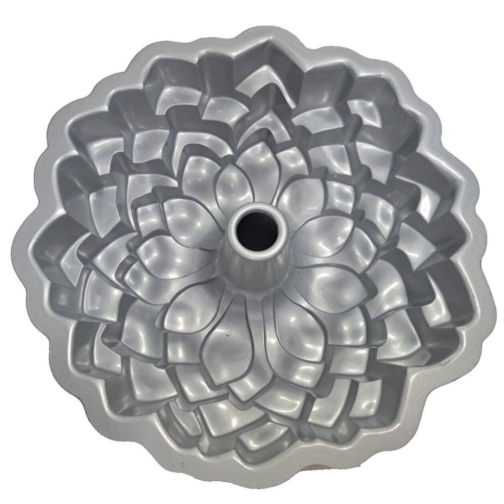 Nordic Ware Blossom Bundt Cake Pan 10-Cup Capacity Mold Nonstick - Picture 3 of 6